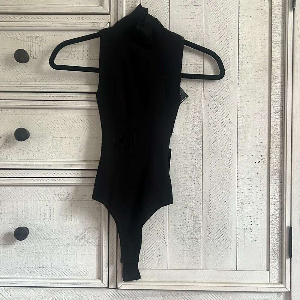 Express turtle neck/sleeveless body suit